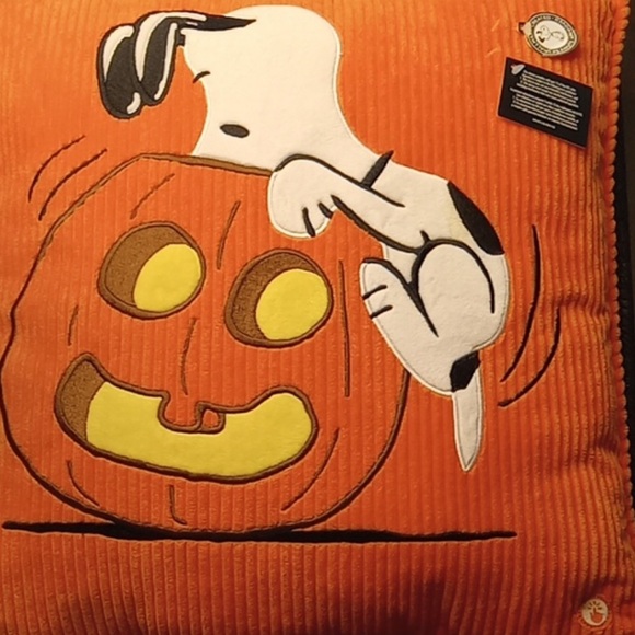 Hallmark Halloween Snoopy and pumpkin light up pillow 15” x 15” - Picture 6 of 7